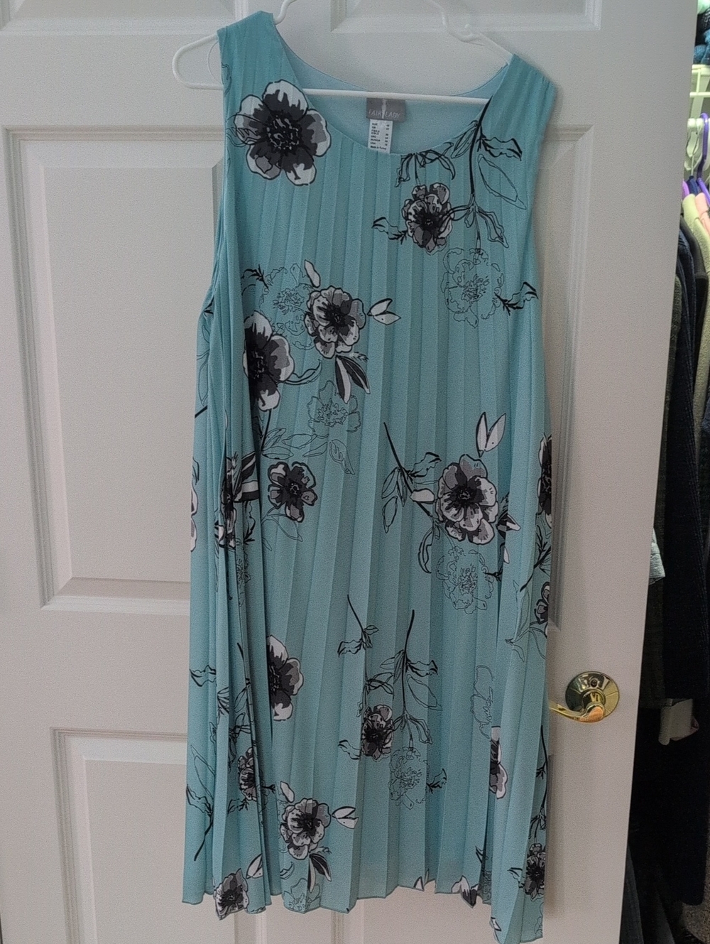 Avenue Sleeveless Pleated Floral Midi Dress in Aqua with Black and White Flowers